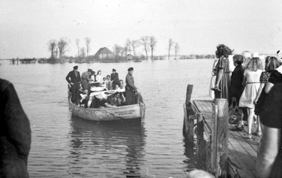 36 Tweede Wereldoorlog. Na de inundatie van Walcheren in oktober 1944. Aanlegsteiger te Grijpskerke voor het veer ...