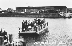 37 Tweede Wereldoorlog. Noodpontje over het Kanaal door Walcheren, Oost- en West-Souburg. De brug was door ...