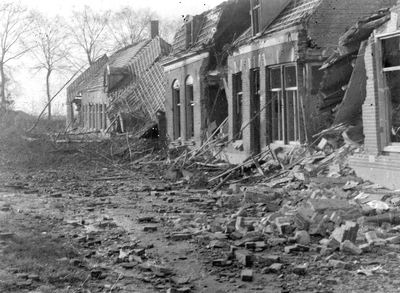 370 Tweede Wereldoorlog. Verwoeste woningen in de Kanaalstraat in Oost-Souburg