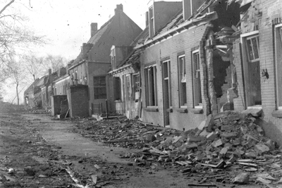 371 Tweede Wereldoorlog. Verwoeste woningen in de Kanaalstraat in Oost-Souburg