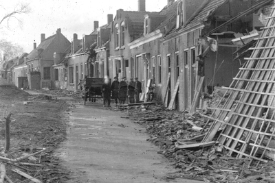372 Tweede Wereldoorlog. Verwoeste woningen in de Kanaalstraat in Oost-Souburg