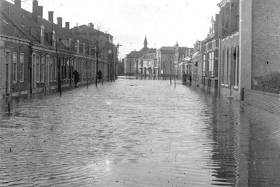 373 Tweede Wereldoorlog. Kanaalstraat in Oost-Souburg na de inundatie van Walcheren in oktober 1944
