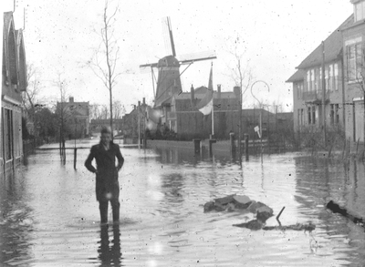 374 Tweede Wereldoorlog. Kanaalstraat in Oost-Souburg na de inundatie van Walcheren in oktober 1944