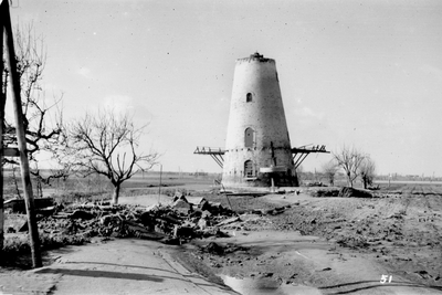 379 Tweede Wereldoorlog. Verwoeste molen in Ritthem