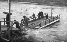 38 Tweede Wereldoorlog. Noodpontje over het Kanaal door Walcheren, Oost- en West-Souburg. De brug was door ...
