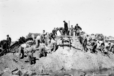 4 Tweede Wereldoorlog. Na de inundatie van Walcheren in oktober 1944 wordt het gat in de dijk in Westkapelle ...