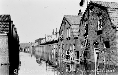 40 Tweede Wereldoorlog. Van Teijlingenstraat in Oost-Souburg na de inundatie in oktober 1944. Rechts op nr. 33 woonde ...