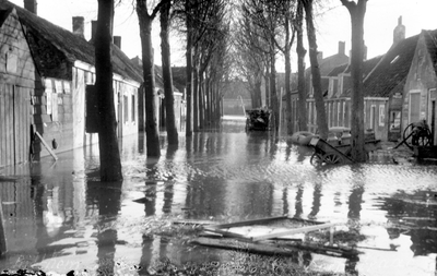 45 Tweede Wereldoorlog, Dorpsstraat in Ritthem gezien vanaf de kerk na de inundatie van Walcheren De dijk bij Rammekens ...