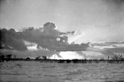 5 Tweede Wereldoorlog. Na de inundatie van Walcheren in oktober 1944. Natuurtafereel boven het water. Een bizar maar ...