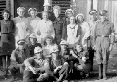 53 Tweede Wereldoorlog. Groepsfoto Rode Kruis colonne in Oost-Souburg. Helemaal rechtsonder Koos Louwerse later ...