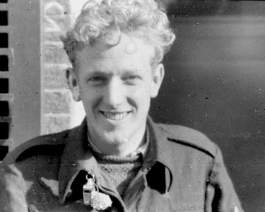 54 Tweede Wereldoorlog. Brian O' Connoll (Snowy) van het 463 squadron RAAF (Royal Australian Air Force). Hij was ...