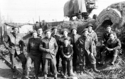 55 Tweede Wereldoorlog. Groepsfoto van militairen voor bunker. Mogelijk een eenheid van de Prinses Irenebrigade die met ...