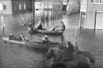57 Tweede Wereldoorlog. Twee bootjes en twee paarden bij het gemeentehuis in de Kanaalstraat in Oost-Souburg na de ...
