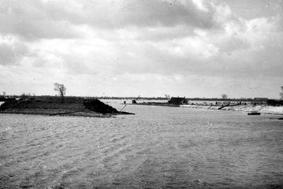 6 Tweede Wereldoorlog. Na de inundatie van Walcheren in oktober 1944. Het Dijkgat bij Veere met op de achtergrond de ...