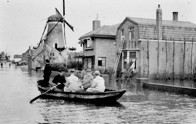 62 Tweede Wereldoorlog. Na de inundatie van Oost-Souburg in oktober 1944. Bezoek van de Commissaris der Koningin in ...