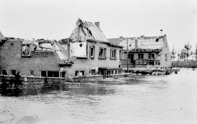 68 Tweede Wereldoorlog. De Van Doornlaan, hoek Kerklaan in West-Souburg na de inundatie in oktober 1944. Doordat het ...