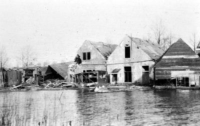 69 Tweede Wereldoorlog. Nieuwe Vlissingseweg in West-Souburg na de inundatie in oktober 1944. De achterzijde van ...