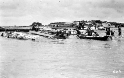 82 Tweede Wereldoorlog. Inundatie van Walcheren in oktober 1944. Het gat in de Nolledijk in Vlissingen. De diepe geulen ...