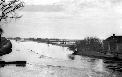 84 Tweede Wereldoorlog. Inundatie van Walcheren in oktober 1944. Aan de gebouwen te zien is het het dijkgat bij Veere, ...