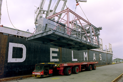 2 Apparatuur wordt aan boord gehesen van een schip van de rederij Delmas