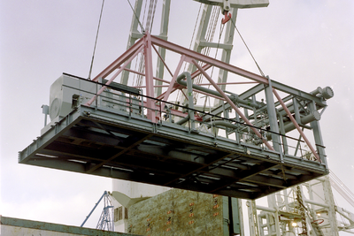 3 Apparatuur wordt aan boord gehesen van een schip van de rederij Delmas