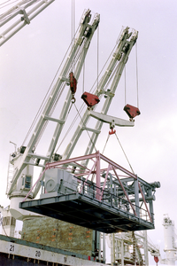 4 Apparatuur wordt aan boord gehesen van een schip van de rederij Delmas