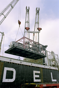 5 Apparatuur wordt aan boord gehesen van een schip van de rederij Delmas