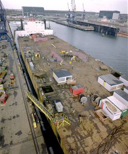 6 Ombouw afzinkbaar zwaar ladingschip Snimos Ace in de stenenlegger Seahorse I (IMO 8213744, bouwjaar 1994); in 1998 ...