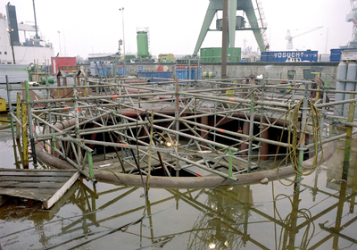 84 Ombouw afzinkbaar zwaar ladingschip Snimos Ace in de stenenlegger Seahorse I (IMO 8213744, bouwjaar 1994); in 1998 ...