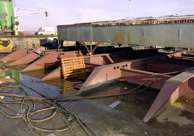 110 Ombouw afzinkbaar zwaar ladingschip Snimos Ace in de stenenlegger Seahorse I (IMO 8213744, bouwjaar 1994); in 1998 ...