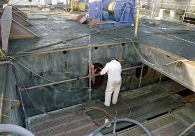 115 Ombouw afzinkbaar zwaar ladingschip Snimos Ace in de stenenlegger Seahorse I (IMO 8213744, bouwjaar 1994); in 1998 ...