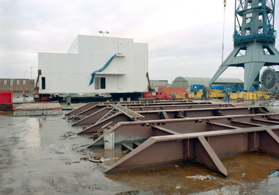 131 Ombouw afzinkbaar zwaar ladingschip Snimos Ace in de stenenlegger Seahorse I (IMO 8213744, bouwjaar 1994); in 1998 ...