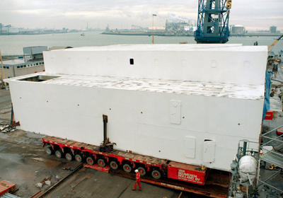 136 Ombouw afzinkbaar zwaar ladingschip Snimos Ace in de stenenlegger Seahorse I (IMO 8213744, bouwjaar 1994); in 1998 ...