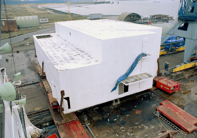 137 Ombouw afzinkbaar zwaar ladingschip Snimos Ace in de stenenlegger Seahorse I (IMO 8213744, bouwjaar 1994); in 1998 ...