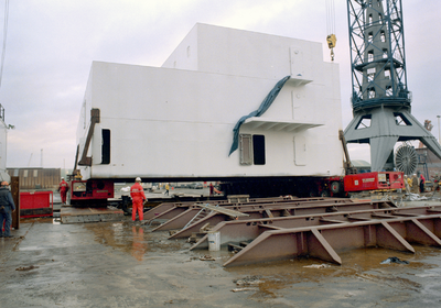 138 Ombouw afzinkbaar zwaar ladingschip Snimos Ace in de stenenlegger Seahorse I (IMO 8213744, bouwjaar 1994); in 1998 ...