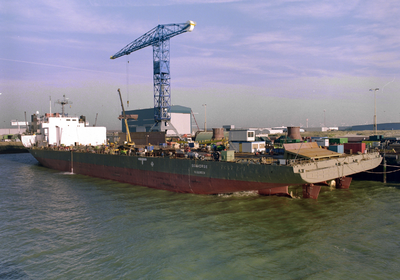 152 Ombouw afzinkbaar zwaar ladingschip Snimos Ace in de stenenlegger Seahorse I (IMO 8213744, bouwjaar 1994); in 1998 ...