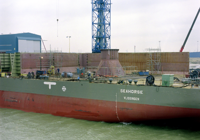171 Ombouw afzinkbaar zwaar ladingschip Snimos Ace in de stenenlegger Seahorse I (IMO 8213744, bouwjaar 1994); in 1998 ...