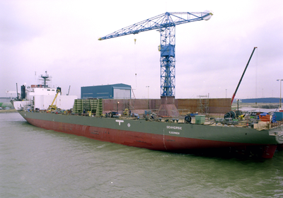 172 Ombouw afzinkbaar zwaar ladingschip Snimos Ace in de stenenlegger Seahorse I (IMO 8213744, bouwjaar 1994); in 1998 ...