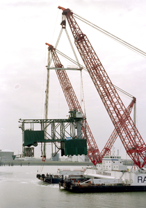237 Ombouw afzinkbaar zwaar ladingschip Snimos Ace in de stenenlegger Seahorse I (IMO 8213744, bouwjaar 1994); in 1998 ...