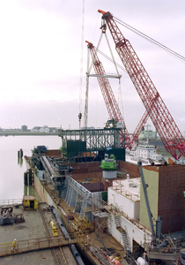 242 Ombouw afzinkbaar zwaar ladingschip Snimos Ace in de stenenlegger Seahorse I (IMO 8213744, bouwjaar 1994); in 1998 ...