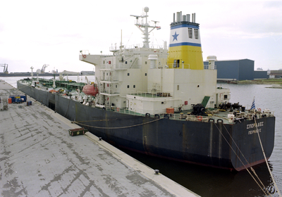 409 Griekse tanker Sporades (IMO 9035137, bouwjaar 1993) voor de wal