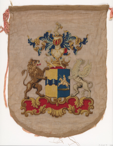 88 Geborduurd heraldisch familiewapen van het echtpaar De Jonge-Lantsheer, gekleurd, beschermd met een lap zijde, ...