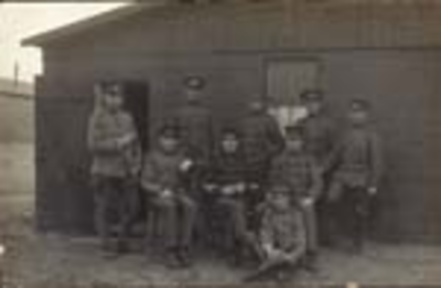 181 Een groep militairen voor een barak, met rechts sergeant Haenen uit Weert