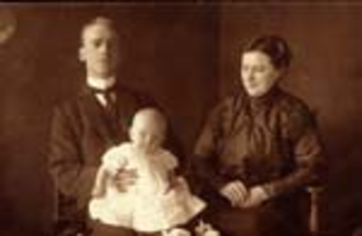 314 Het echtpaar Willem Gerardus Krijkamp (*1887) en Theodora Adriana Honders (*ca 1888) met hun dochter Geertruida ...