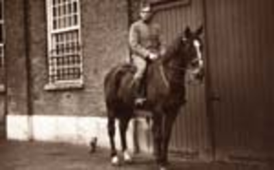 601 Willem Jan Bierens (*1918) als militair op een paard