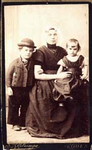 65 Wilhelmina Wabeke met twee onbekende kinderen