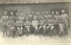 1034 Een groep militairen. Uiterst rechts zittend adjudant onderofficier Thomas Isaäc Hage (*1881)