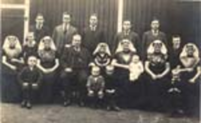 1043 Het echtpaar Johannis Huige (1871-1947) en Jobbina Allemekinders (1876-1944) met hun kinderen, waaronder Marinus ...