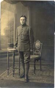 1071 Pieter Aalbregt (1906-1967) in militair uniform