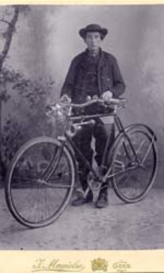 1094 Bastiaan Rijk (*1889) met fiets, e.v. (1) Jobina Rijk en (2) Adriana van 't Westende